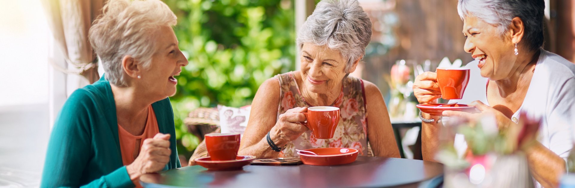 3 Senioren beim gemeinsamen Kaffeetrinken