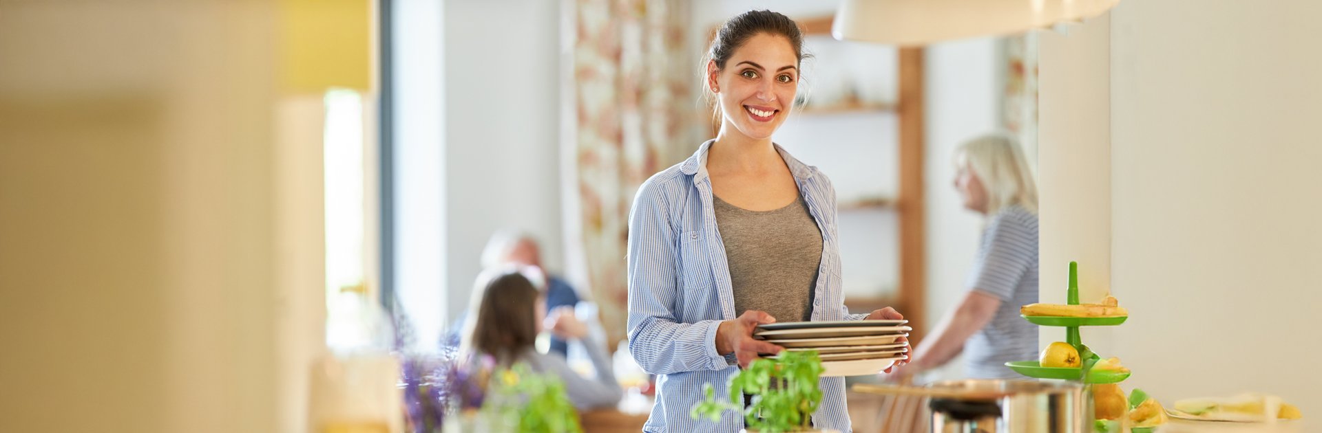 Frau macht Service am Buffet