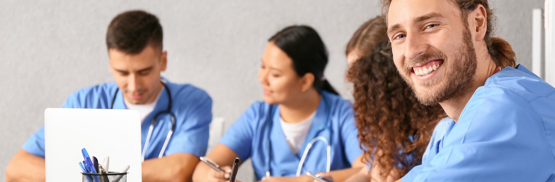 Medizinstudenten an einem Tisch