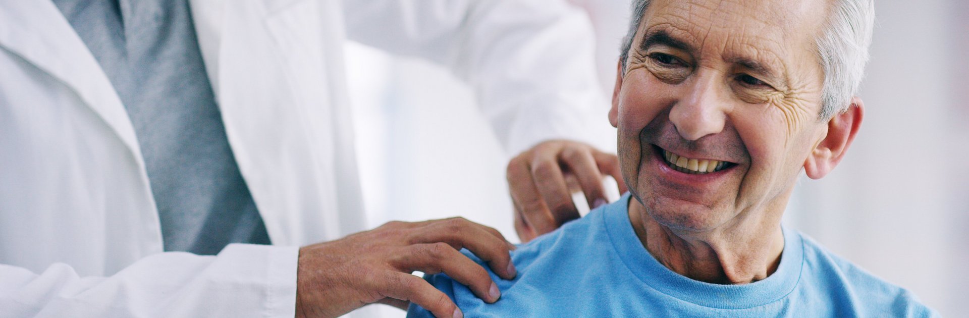 Arzt untersucht die Schulter eines Patienten