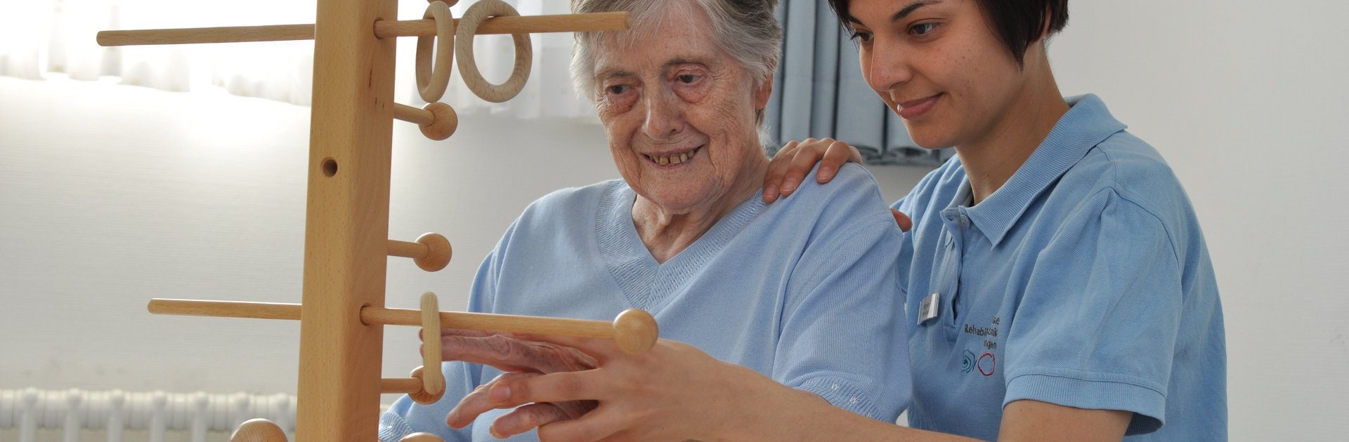 Motorikübung ältere Patientin und Pflegerin