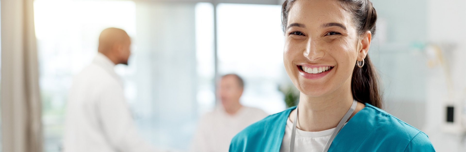 Freundlich lächelnde Krankenpflegerin