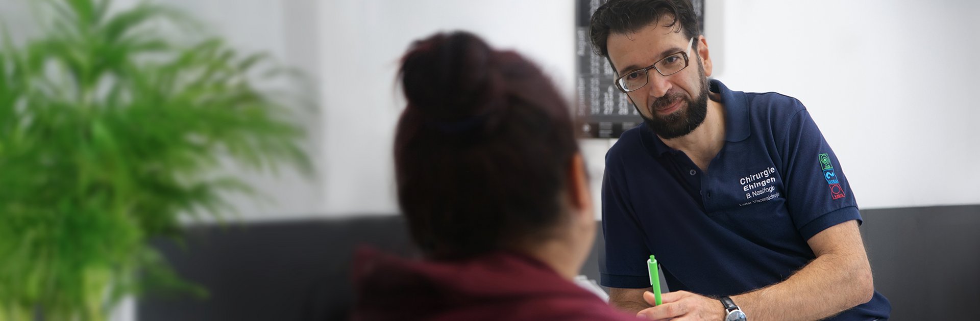 Arzt spricht mit Patientin